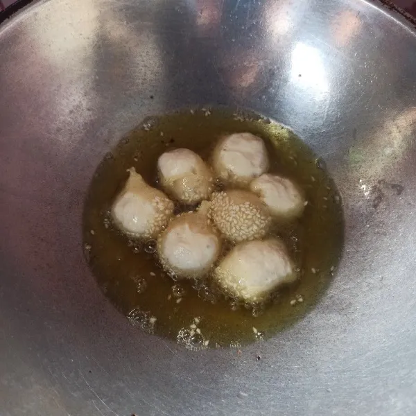 Kemudian masukkan ke dalam minyak yang sudah dipanaskan, lalu goreng hingga matang.