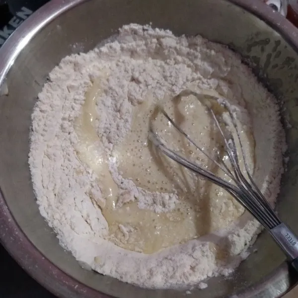 Masukkan tepung, baking powder, soda kue, garam, vanili, bergantian dengan susu cair. Aduk sampai merata.