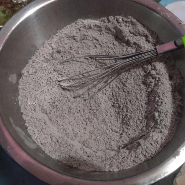 Campur bahan kering: tepung, coklat bubuk, baking powder, baking soda dan gula pasir. Aduk sampai rata. Sisihkan.