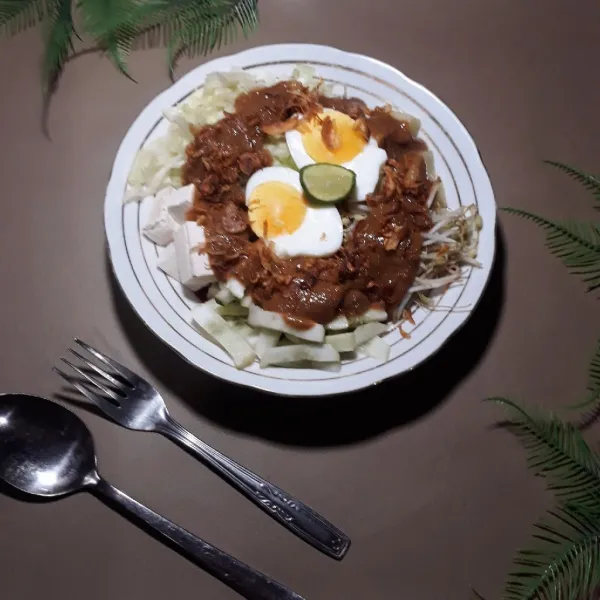 Siram dengan bumbu batagor. Taburi bawang goreng dan beri perasan jeruk limau.