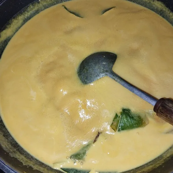 Kemudian masak sambil diaduk sesekali hingga mendidih.