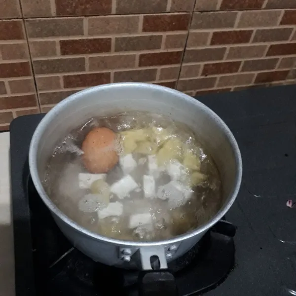 Rebus telur, tahu dan kentang hingga matang, tiriskan.