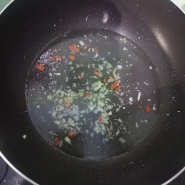 Tambahkan air, masak hingga mendidih.