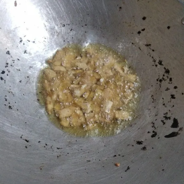 Potong tipis-tipis tempe, lalu goreng kering.