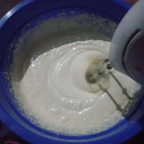 Mixer gula, telur, sp hingga kental putih berjejak.
