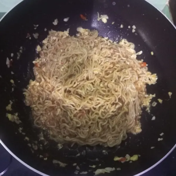 Lalu tumis hingga bumbu tercampur.