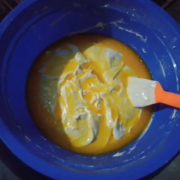 Masukkan margarin, santan, susu kental manis, aduk dengan spatula dengan cara teknik balik hingga tidak ada mentega di dasar adonan.