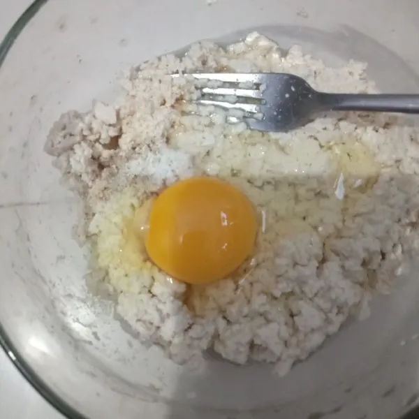 Masuk kan telur, bawang putih, lada dan kaldu jamur, aduk rata. Koreksi rasa.