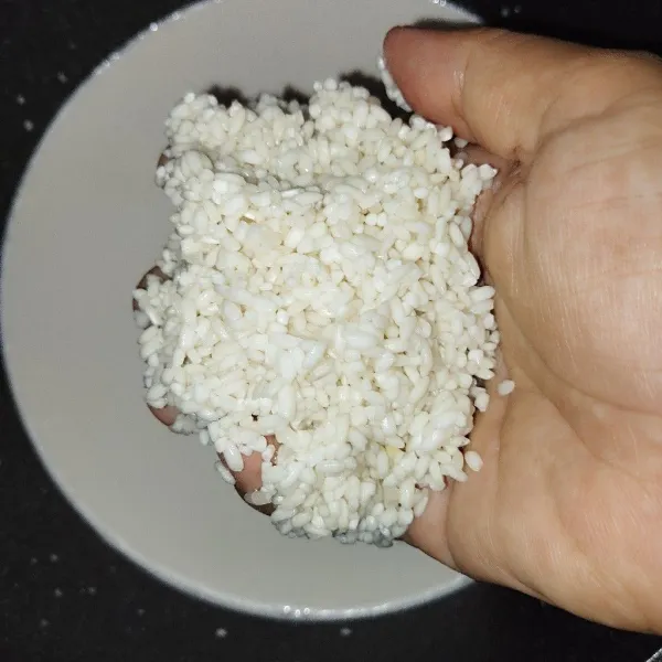 Cuci bersih beras ketan kemudian masukan kedalam wajan berisi santan.