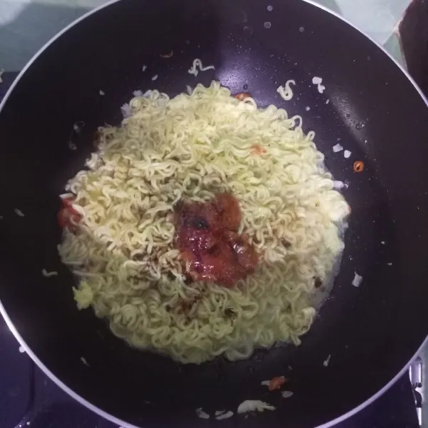 Tambahkan bumbu mie instan, saus sambal, saus tomat, kecap asin, saus tiram, lada bubuk, garam, dan gula.