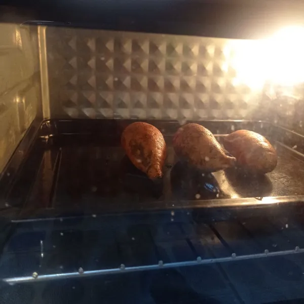 Oven ubi dengan suhu 200°c selama 45 menit api atas bawah.