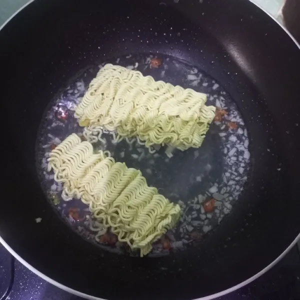 Tambahkan mie goreng.