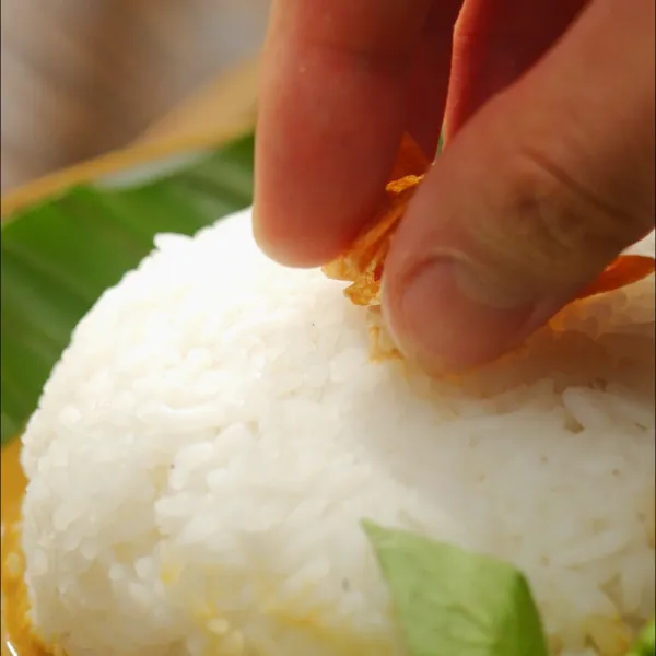 Sajikan bersama nasi, taburan bawang goreng, dan daun kemangi.