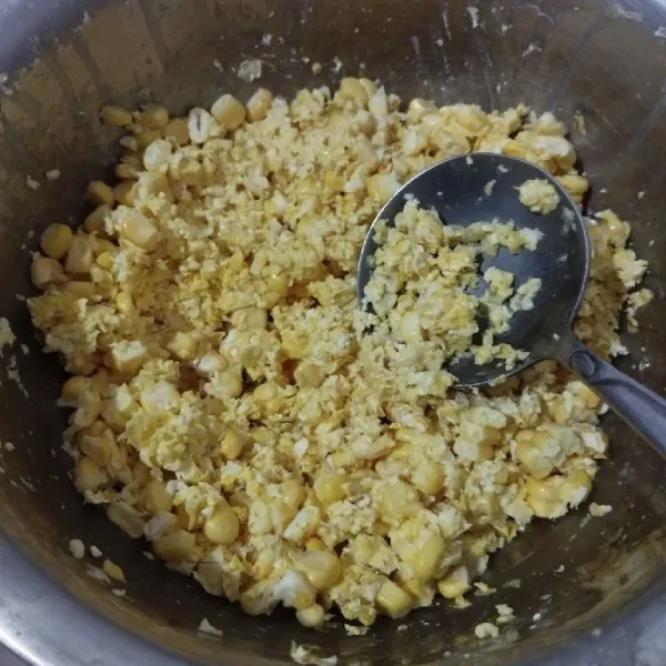 Cuci bersih jagung manis, sebagian jagung di iris, sebagian di haluskan. Campur jadi satu.
