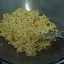 Tambahkan kecap manis, kecap asin, saus tiram (jika digunakan), lada bubuk, dan sedikit garam sesuai selera. Aduk rata dan pastikan nasi tercampur dengan bumbu dengan baik.