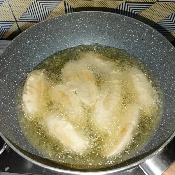 Kemudian goreng pisang dengan api sedang.