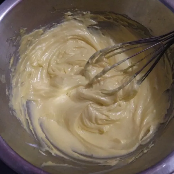 Kocok telur, mentega, dan gula halus sampai lembut. Pakai whisk sekitar 1 menit. Saya agak lama sekitar 1,5 menit jadi motifnya tidak terlalu nampak.