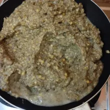Setelah halus, masukkan ke dalam wajan teflon, nyalakan api masak sampai.kandungan air menyusut dan adonan dapat di bentuk.