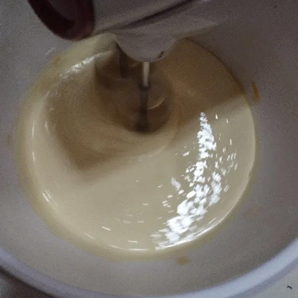 Mixer telur, garam dan gula pasir sampai putih saja, dengan kecepatan tinggi, lalu turunkan kecepatan mixer.