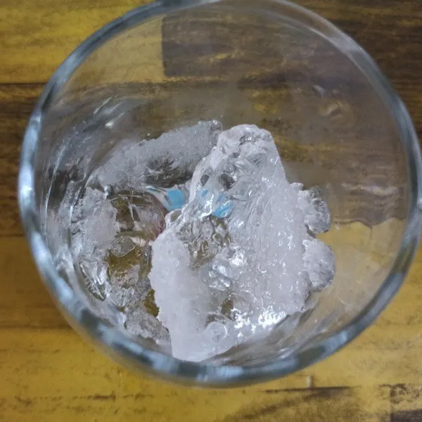 Siapkan gelas saji, masukkan es batu secukupnya.