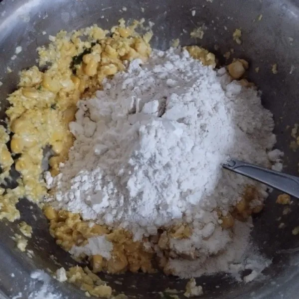 Tambahkan tepung, kemudian aduk rata. Tuang air secukupnya sampai menjadi adonan yang siap goreng. Test rasa.
