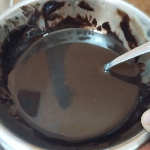 Lelehkan cokelat batang dengan cara di tim lalu setelah leleh campur dengan minyak goreng.