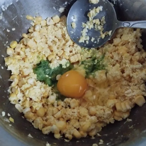 Masukkan bumbu halus ke campuran jagung manis. Beri telur, lada bubuk dan gula pasir. Aduk rata.