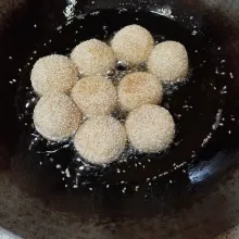 Panaskan minyak goreng, lalu goreng onde sampai kecokelatan angkat hidangkan.