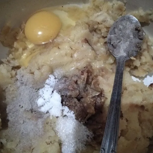 Campurkan kentang, bumbu halus, sebutir telur, gula dan garam. Aduk rata.