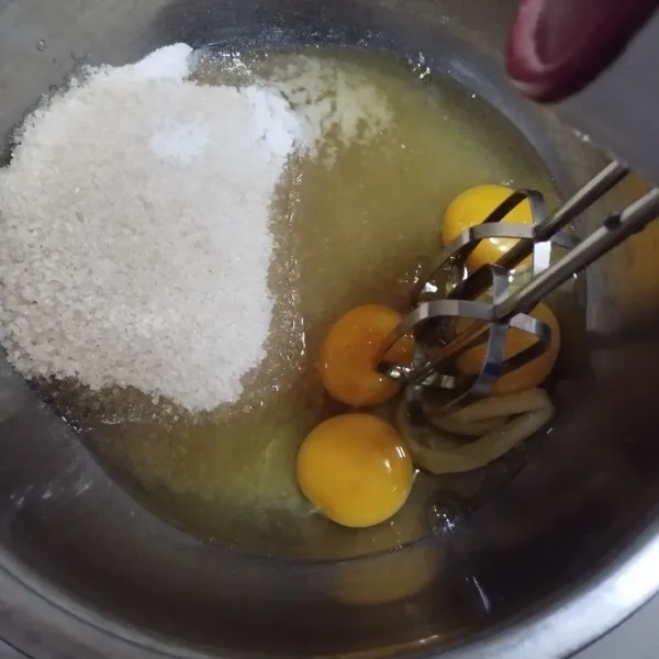 Dalam mixer, masukkan gula pasir, telur dan sp. Mixer dengan kecepatan rendah lalu sedang.dan terakhir dengan kecepatan tinggi.