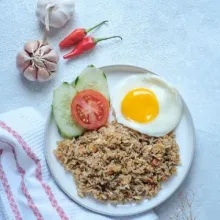 Koreksi rasa sesuai selera.
Angkat nasi goreng kampung dari wajan dan sajikan selagi hangat.
