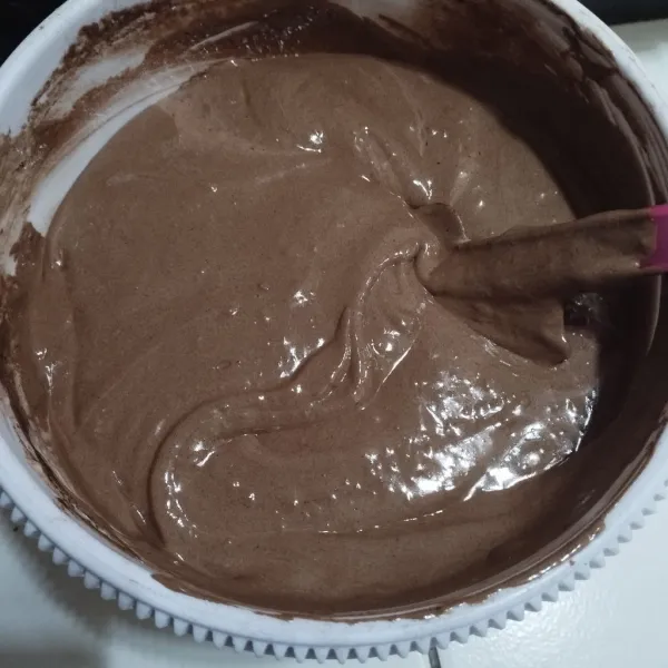 Turunkan kecepatan mixer terendah.lalu masukan campuran tepung dan cokelat bubuk asal tercampur rata.Terakhir, masukkan campuran cokelat leleh dengan minyak goreng.aduk balik dengan spatula.bagi 2 adonan sama rata.
