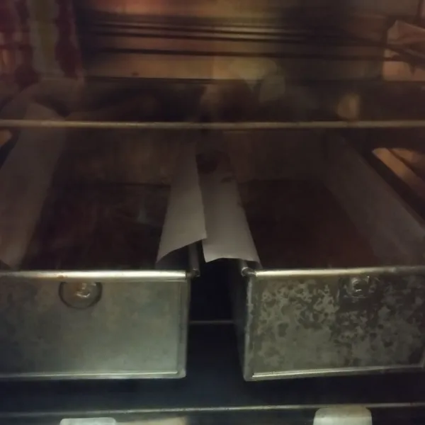 Masukkan ke dalam oven yang sudah di panaskan terlebih dahulu. Panggang sampai matang.