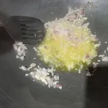 Panaskan sedikit minyak dalam wajan besar atau wajan tumis.Tumis bawang putih dan bawang merah hingga harum.
Masukkan daging ayam/daging sapi/udang (jika digunakan) dan masak hingga matang.