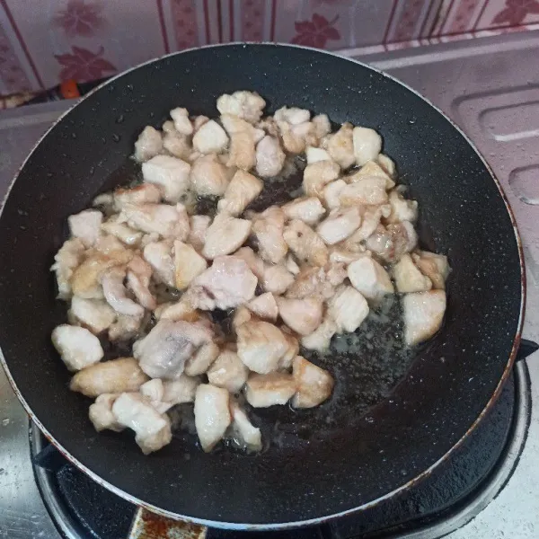 Goreng ayam dengan sedikit minyak hingga matang, setelah itu angkat dan tiriskan.