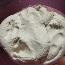 Tambahkan air sedikit sedikit sambil diulemi sampai tercampur rata dan adonan kalis dan dapat di bentuk.