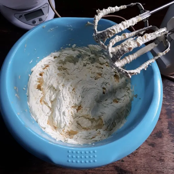 Mixer margarin, butter, dan gula hingga pucat (sekitar 1-2 menit).