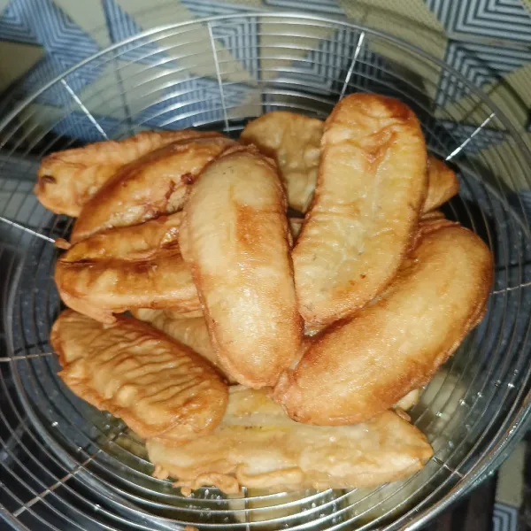 Goreng sampai matang dan sedikit kecokelatan, angkat dan tiriskan.