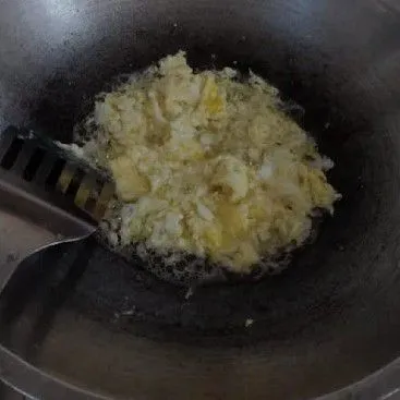 Pindahkan daging ke sisi wajan, lalu pecahkan telur di sisi kosong wajan. Aduk-aduk telur hingga setengah matang.Campur telur dengan daging yang telah dimasak tadi. Aduk rata.