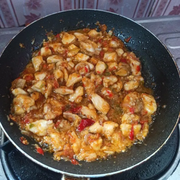 Masak hingga tercampur rata dan bumbu meresap.