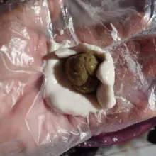 Lalu ambil adonan sebanyak 30 gr lalu bulatkan, pipihkan lalu isi dengan isian kacang hijau. Lalu bulatkan kembali. lakukan.sampai adonan habis.