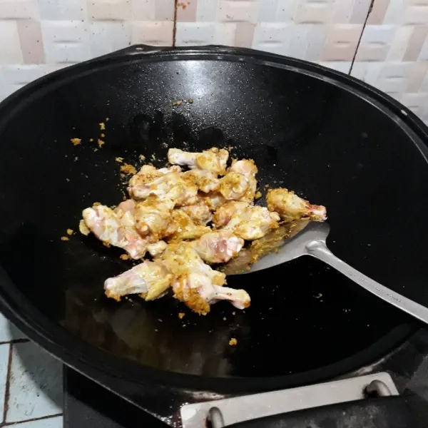 Masukkan ayam, aduk rata dan masak hingga berubah warna.