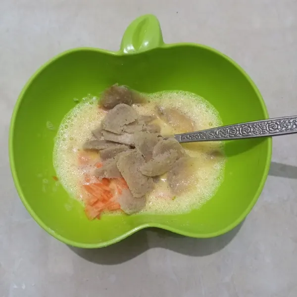 Beri potongan sosis dan wortel lalu kocok sebentar.