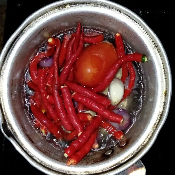 Rebus cabe merah, bawang merah, bawang putih dan tomat.