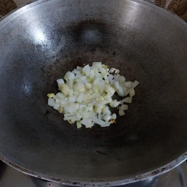 Panaskan minyak goreng, tumis bawang putih dan bawang bombay hingga layu.