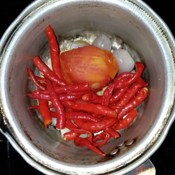 Rebus hingga cabe, bawang dan tomat berubah warna.