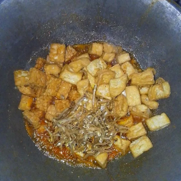 Setelah bumbu matang masukan ketiga bahan utama,yaitu tempe, tahu, ikan asin teri yang sudah digoreng kedalam bumbu, aduk merata.