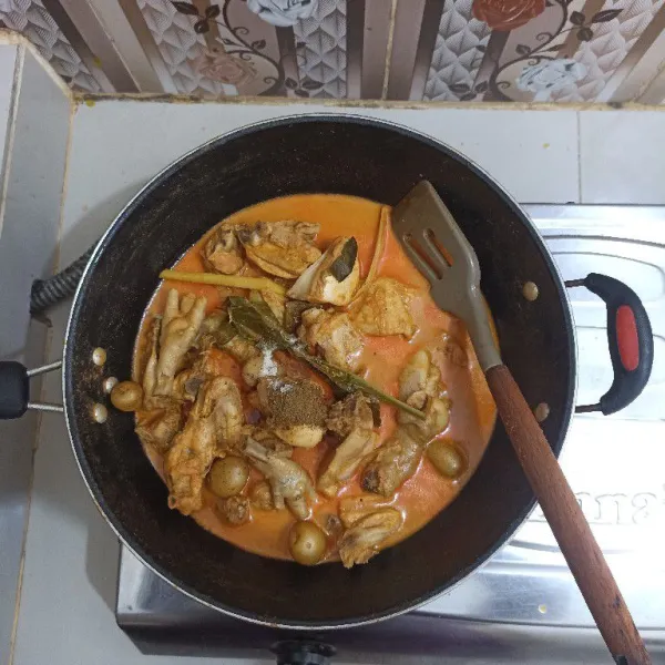 Setelah menyusut tambahkan bubuk kari, garam, kaldu bubuk. Aduk merata.