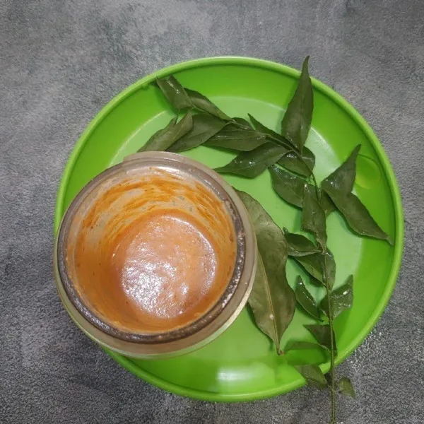Haluskan semua bahan bumbu dengan blender.