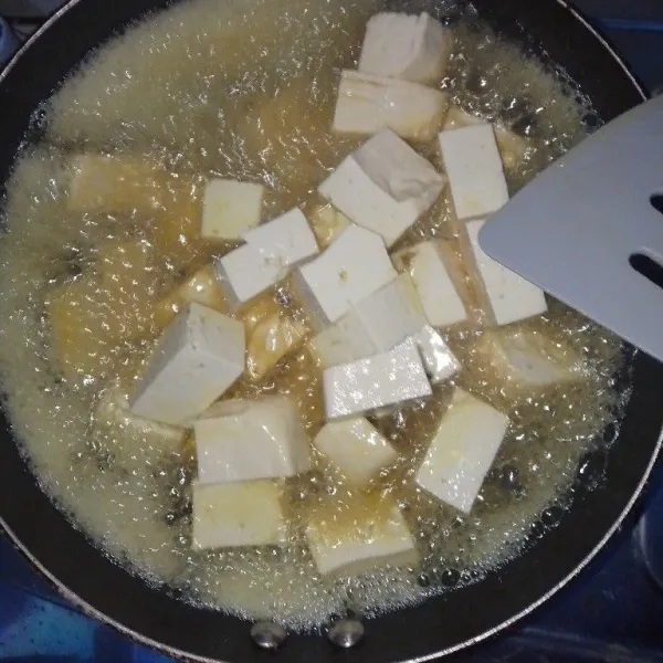 Lalu di lanjut dengan menggoreng tahu hingga matang kecokelatan.